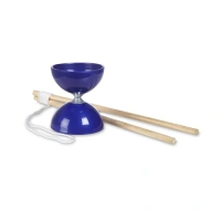 Close-up van de blauwe diabolo met houten stokken
