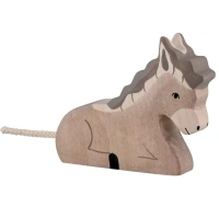 Grijze houten liggende ezel van het merk Holztiger, handgemaakt educatief speelgoed verkrijgbaar bij Het Speellab in Dwingeloo.