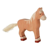 Lichtbruin houten staand paard van Holztiger, handgemaakt van ecologisch esdoornhout, te koop bij Het Speellab in Dwingeloo.