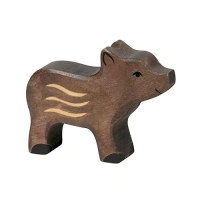 Handbeschilderd houten jong zwijn van Holztiger met kenmerkende babystrepen, ecologisch speelgoed van Het Speellab gevestigd in Dwingeloo.
