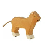 Houten leeuwin van Holztiger voor op de verteltafel