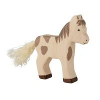 Wit-bruin gevlekt houten veulen van Holztiger met een staartje van echt touw, duurzaam educatief speelgoed te koop bij Het Speellab in Dwingeloo.