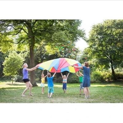 Buitenspelen met het BS Toys buitenspeelgoed parachute spel voor kinderen vanaf 4 jaar