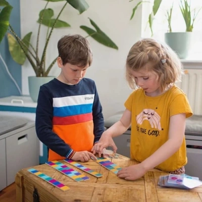 kinderen spelen het spel BS Toys Brain Race spel – educatief tafelspel voor kinderen en gezinnen, met houten schijven en voorbeeldkaarten het speellab