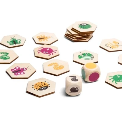 Productoverzicht van het BS Toys Beestjes Zoekspel met achttien ronde houten fiches waarop verschillende getekende kriebelbeestjes staan, zoals een lieveheersbeestje, rups en bij, geflankeerd door twee grote houten dobbelstenen.