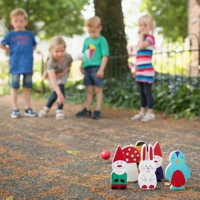 aantal kinderen spelen het spel Kabouter bowling spel voor binnen en buiten