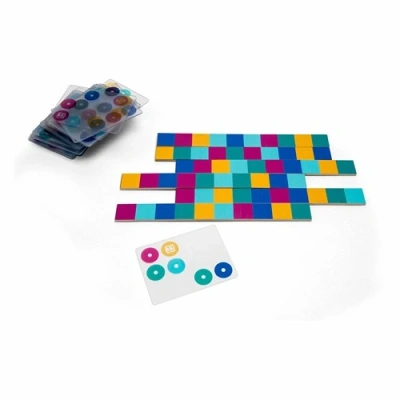 Kinderen spelen het spel BS Toys Brain Race spel – educatief tafelspel voor kinderen en gezinnen, met houten schijven en voorbeeldkaarten het speellab