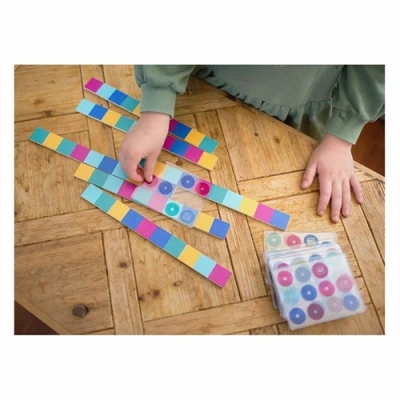 Kinderen spelen het spel BS Toys Brain Race spel – educatief tafelspel voor kinderen en gezinnen, met houten schijven en voorbeeldkaarten het speellab