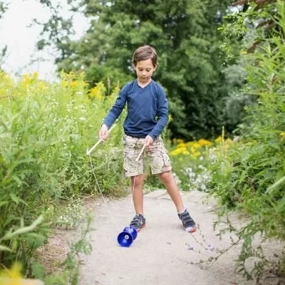 Diabolo truc uitvoeren met blauwe diabolo, circus act
