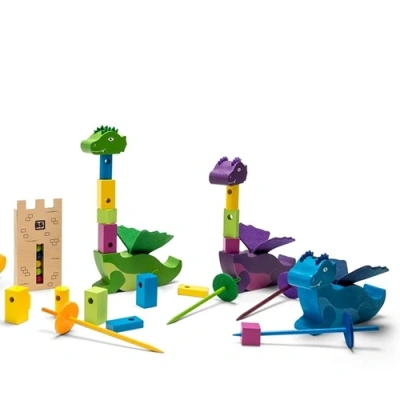Inhoud van het BS Toys Draak Steken ridderspel met houten drakenkoppen en zwaarden bij Het Speellab