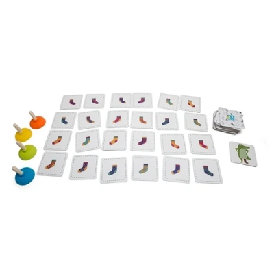 Detailopname van de kleurrijke krokodillenkaarten en verschillende sokkenpatronen van het BS Toys kinderspel