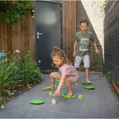 Kind balanceert over het BS Toys Wiebelpad en verzamelt kikkers