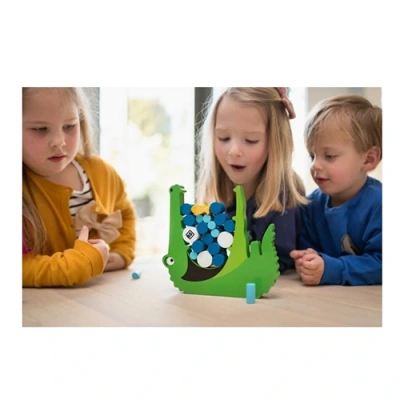 Kind speelt balansspel van BS Toys met hongerige krokodil