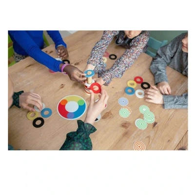Kinderen in Nederland spelen het snelle BS Toys Kleurcombinatie Race spel aan tafel