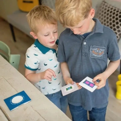 Kinderen in Nederland spelen het actieve BS Toys Treasure Hunt spel binnen in huis