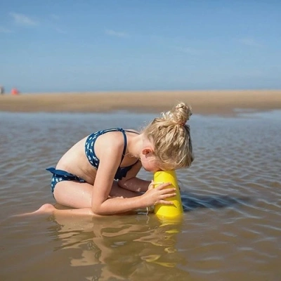 Kind onderzoekt het water met de BS Toys Aquascoop