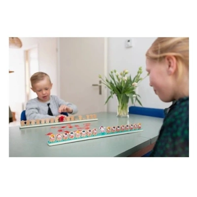 Kinderen spelen het raadspel Welke Koe Ben Ik van BS Toys