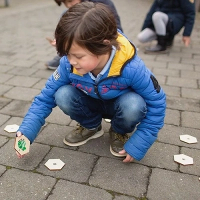 De kleurrijke stenen met jongen buiten die het BS Toys Beestjes Zoekspel speelt verkrijgbaar bij het Speellab