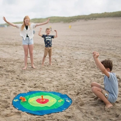 Kinderen op het strand spelen dartspel XXL BS toys