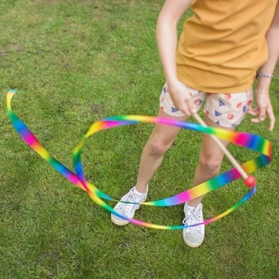 Kind speelt met BS Toys danslint en oefent motoriek