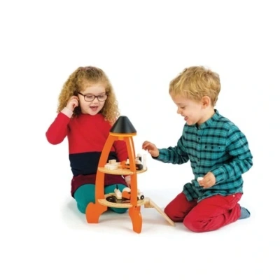 Twee kinderen spelen met duurzame houten ruimtevaart speelset van Tender Leaf Toys.