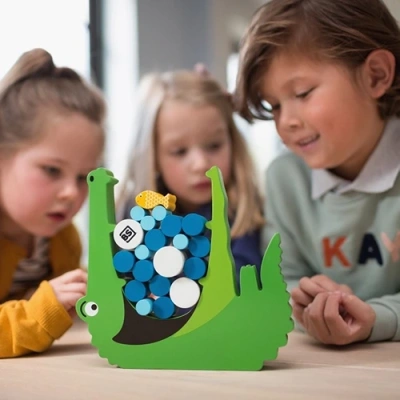 Kinderen spelen het BS Toys Balansspel De Hongerige Krokodil – houten stapelspel bij het Speellab