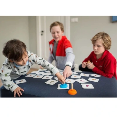 Kinderen trainen hun visuele geheugen en patroonherkenning met het BS Toys educatieve memoryspel