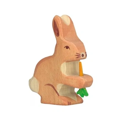 Handgeschilderd houten haasje van Holztiger met een oranje wortel in zijn pootjes, duurzaam speelgoed verkrijgbaar bij Het Speellab in Dwingeloo.