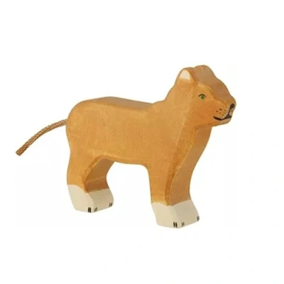 Houten leeuwin van Holztiger voor op de verteltafel