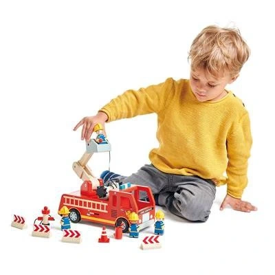 Tender Leaf Toys houten brandweerwagen van duurzaam speelgoed bij Het Speellab.