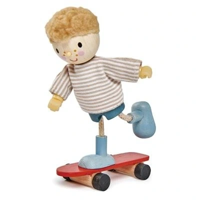 Tender Leaf Toys Edward en Skateboard houten buigzaam poppenhuis popje