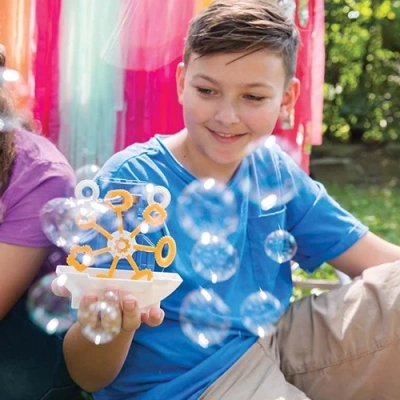 jongen-speelt-met-4m-kidzlabs-bellenblaas-robot-hetspeellab