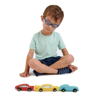 Kleurrijke houten vintage speelgoedautos van Tender Leaf Toys tijdens open einde spel op een autobaan