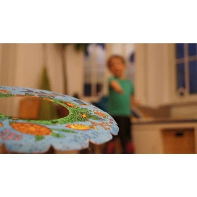 Kinderen spelen veilig met lichte frisbees voor binnen en buiten.
