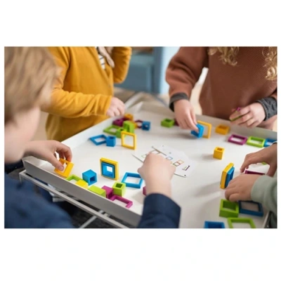 Kinderen spelen samen aan tafel BS Toys houten frames vorm en kleuren bouwspel educatief speelgoed