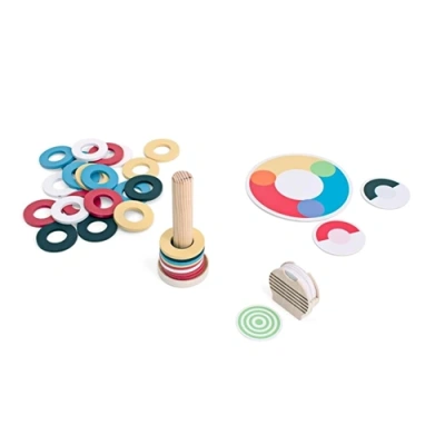Kleurrijke ringen en houten onderdelen van het BS Toys Color Ring Challenge spel