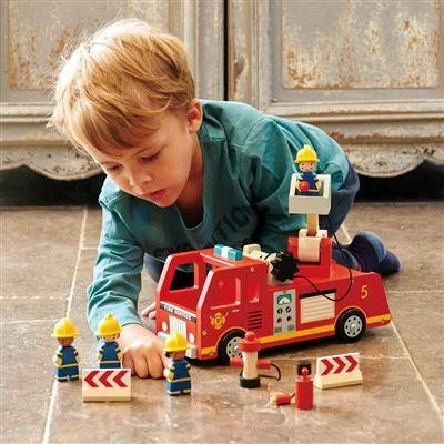 Houten brandweerauto voor fantasierijk rollenspel, small world play.