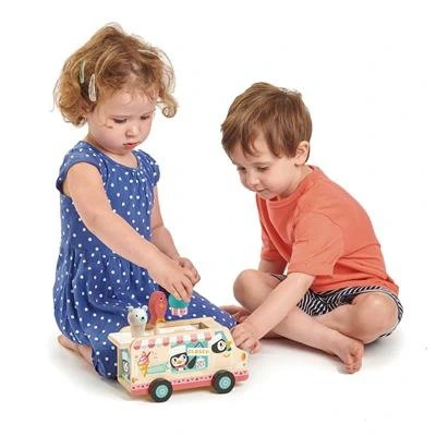 Duurzaam houten ijskarretje voor open einde speelgoed, twee kinderen zitten met auto op grond