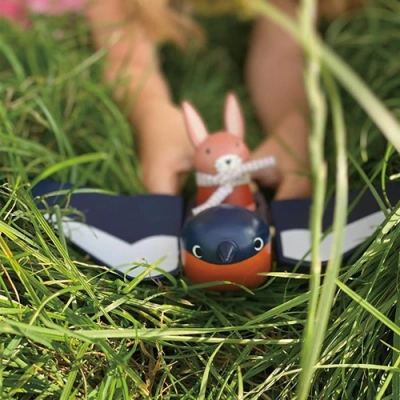 Houten zwaluw met uitneembaar konijntje uit de Merrywood Tales-collectie.