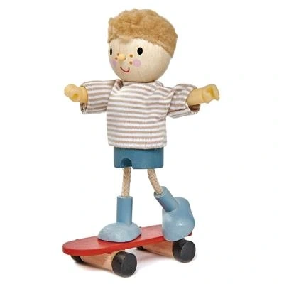 Houten poppetje met skateboard voor fantasierijk rollenspel.
