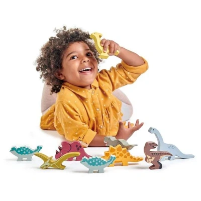 Meisje speelt met de serie dinosaurus van Tender Leaf verkrijgbaar bij het Speellab