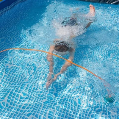 Waterspeelgoed duikboog; Kind zwemt onder de BS Toys Diving Bow door